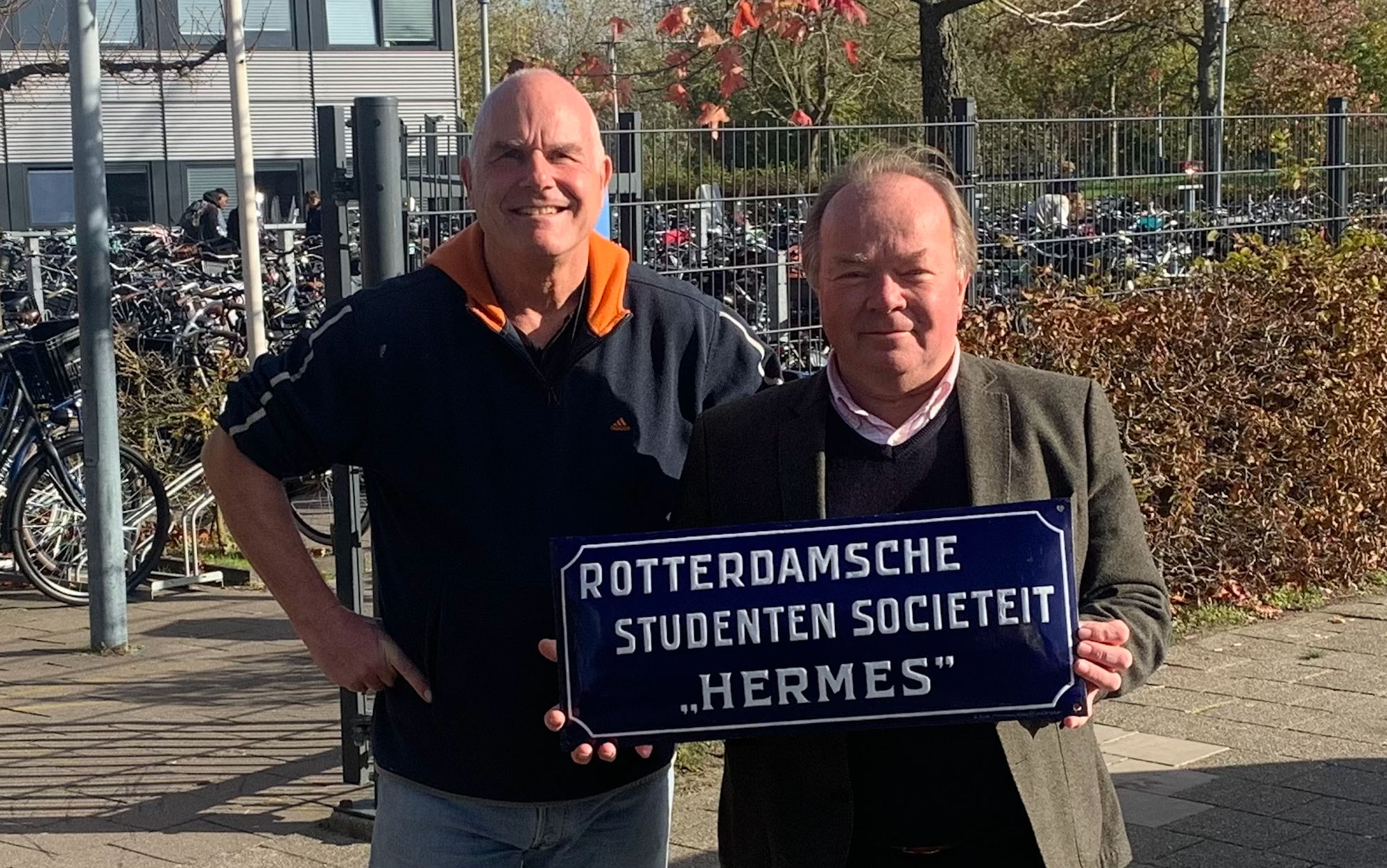 Naambord Rotterdamsche Studenten Sociëteit ‘Hermes’ na 90 jaar uit de anonimiteit