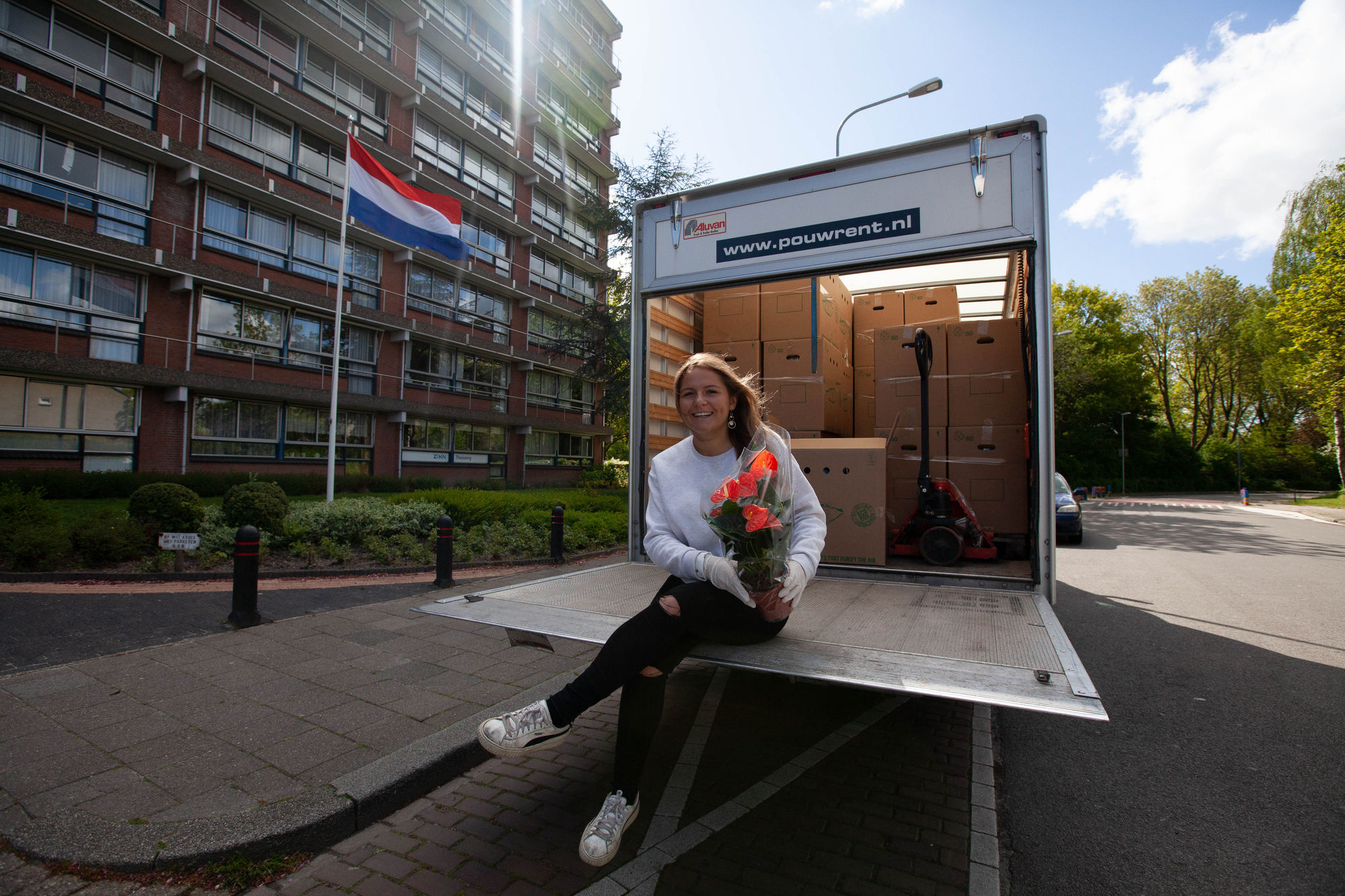 Vindicat kleurt Groningse verzorgingstehuizen Oranje met Anthurium planten op Bevrijdingsdag