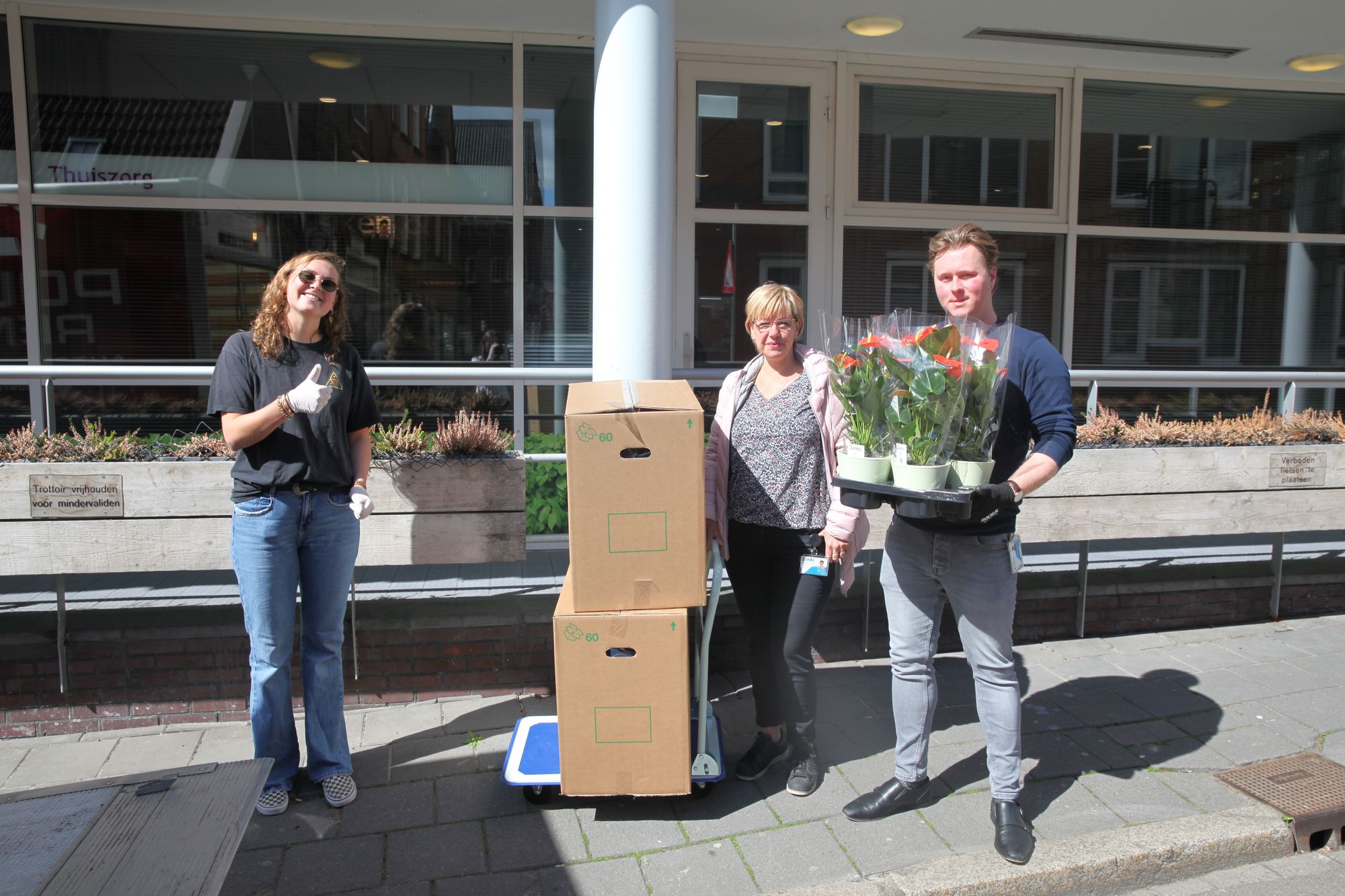 Vindicat kleurt Groningse verzorgingstehuizen Oranje met Anthurium planten op Bevrijdingsdag 