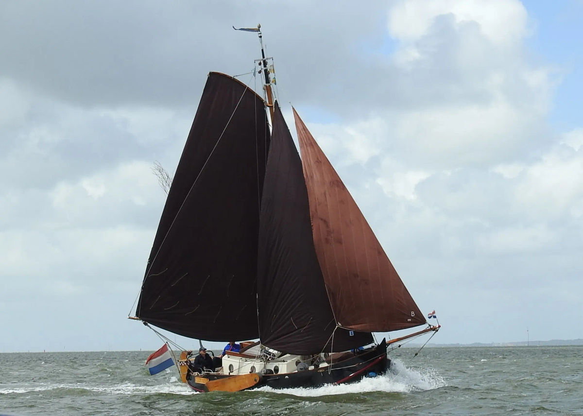 Swajurka_onder_zeil.jpg