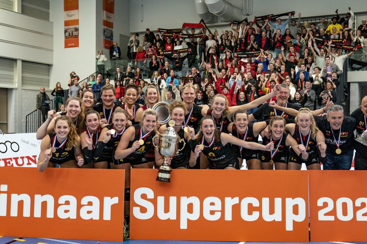 Booleans/ VV Utrecht Dames 1 wint Supercup!