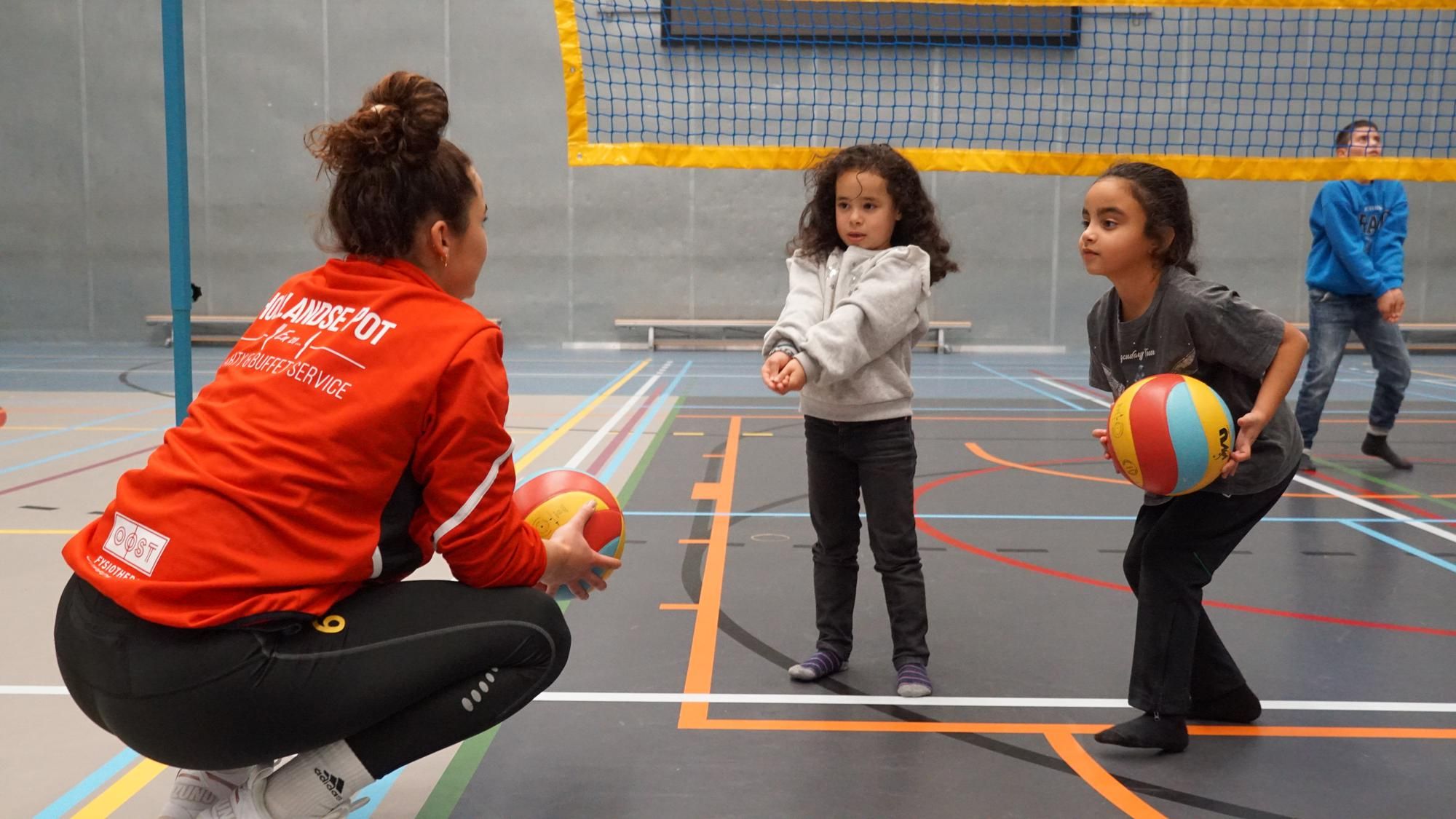 D1 leert kinderen met Multi-Sportlidmaatschap volleybalskills